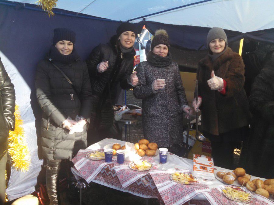 Присутні мали змогу почастуватися гарячим чаєм та пампушками