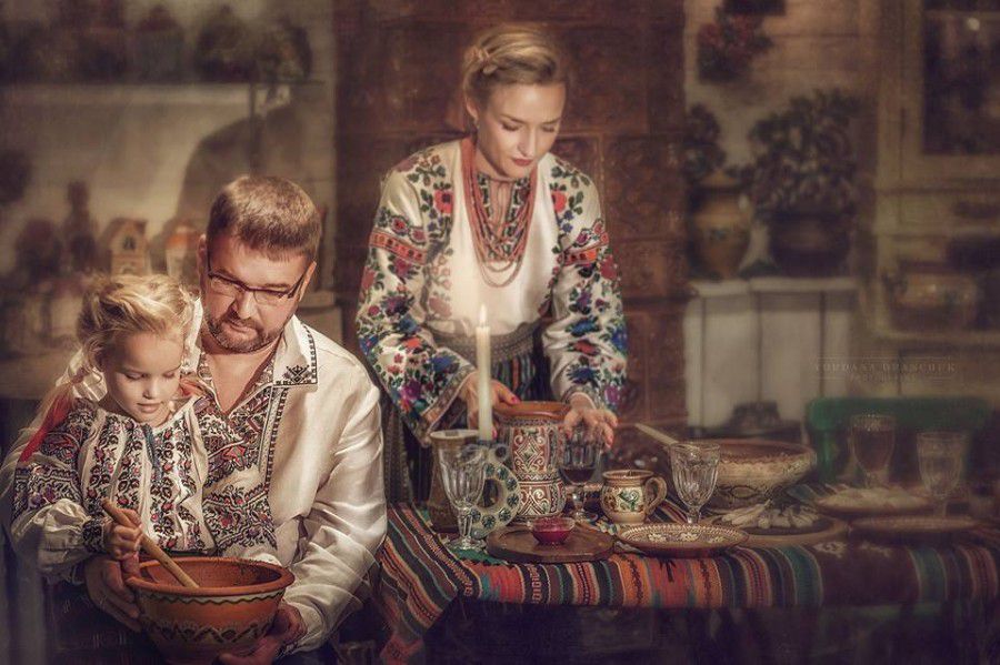 На фото Тетяна та Андрій Гуцул,їх дочка Злата &mdash; різдвяна ідилія молодої сім'ї. | Фото: Йордана Дранчук