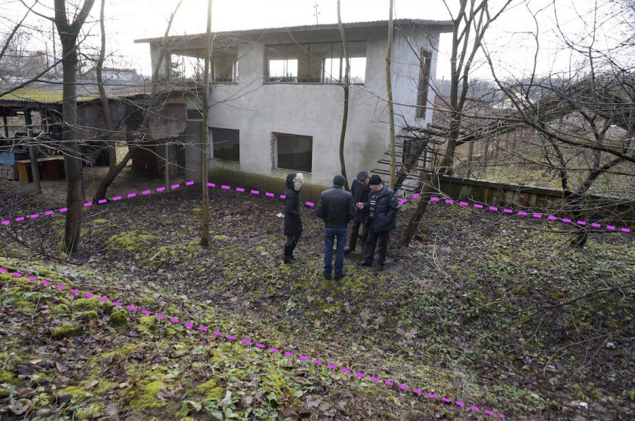Ймовірна ділянка масового поховання виділена кольором. Група стоїть над ділянкою могили | Фото: Джей Осборн