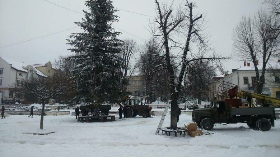Ялинку планують демонтувати сьогодні до вечора