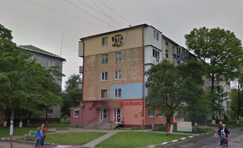 Будинок вже має кілька клаптиків утеплення. Коштом бюджету планують оновити фасад повністю