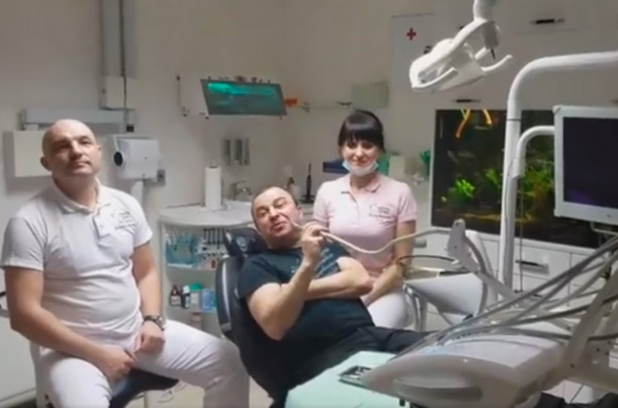 У стоматологічному кріслі Віктор Павлік виконав пісню "Ні обіцянок, ні пробачень" | Фото: Скрін з відео