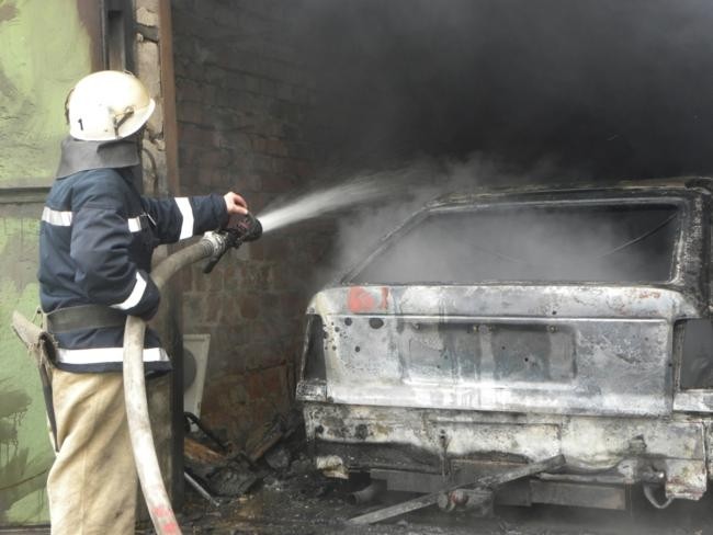 Ілюстрація. Вогнем знищено автомобіль &laquo;Опель Кадет&raquo;, вікна, двері, частково перекриття будівлі