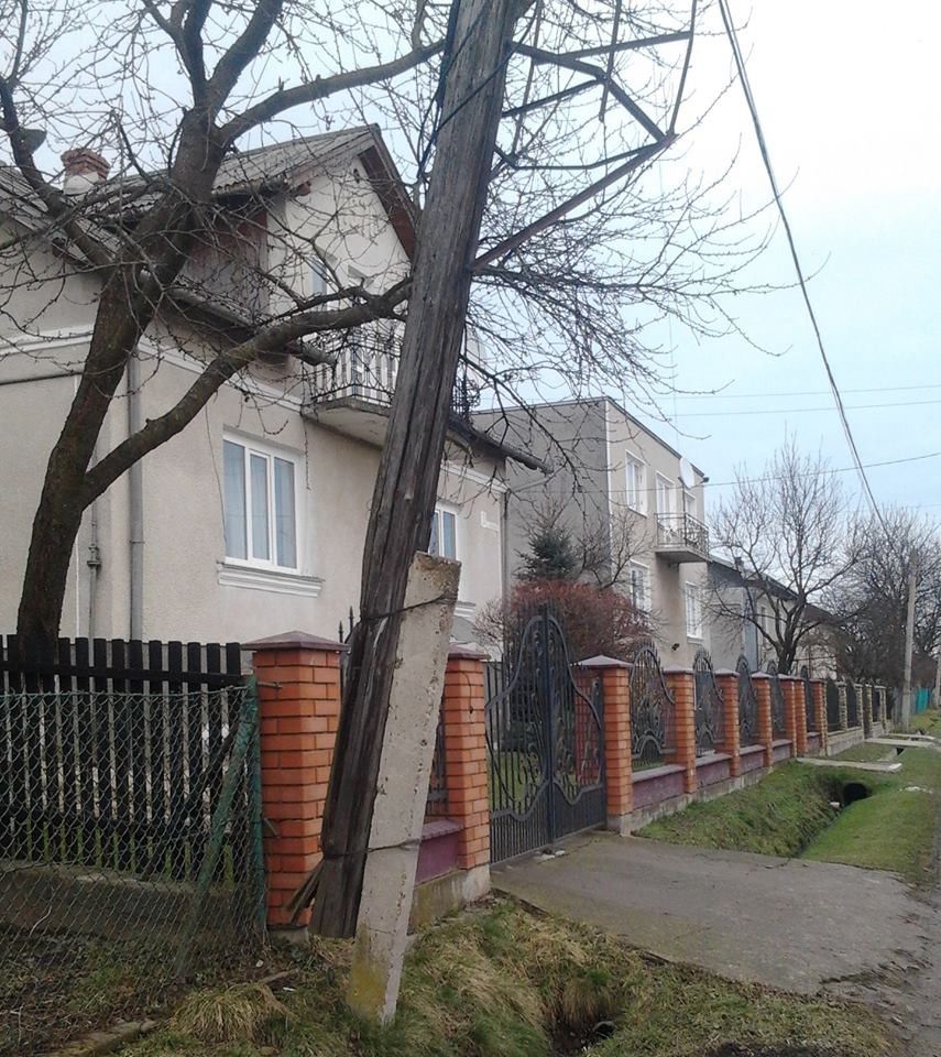 У Калуші в аварійному стані знаходяться зокрема стовпи "Укртелекому"