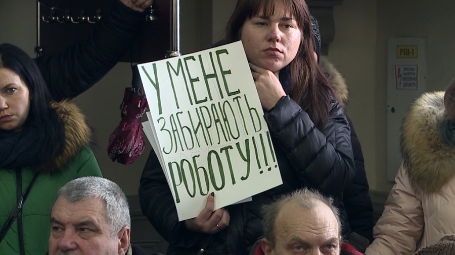 Продавці з &laquo;блакитного ринку&raquo; Коломиї напередодні прийшли до міської ради із плакатами та вигуками не забира