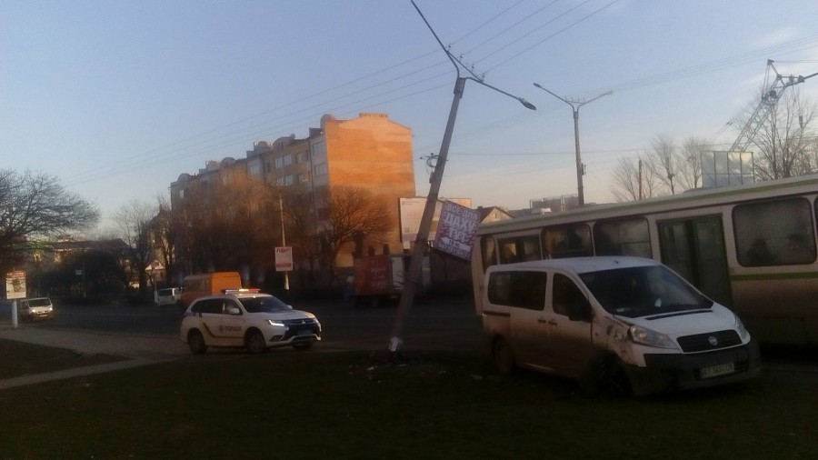 ДТП трапилася близько перехрестя на проспекті Лесі Українки | Фото: Юрій Демків