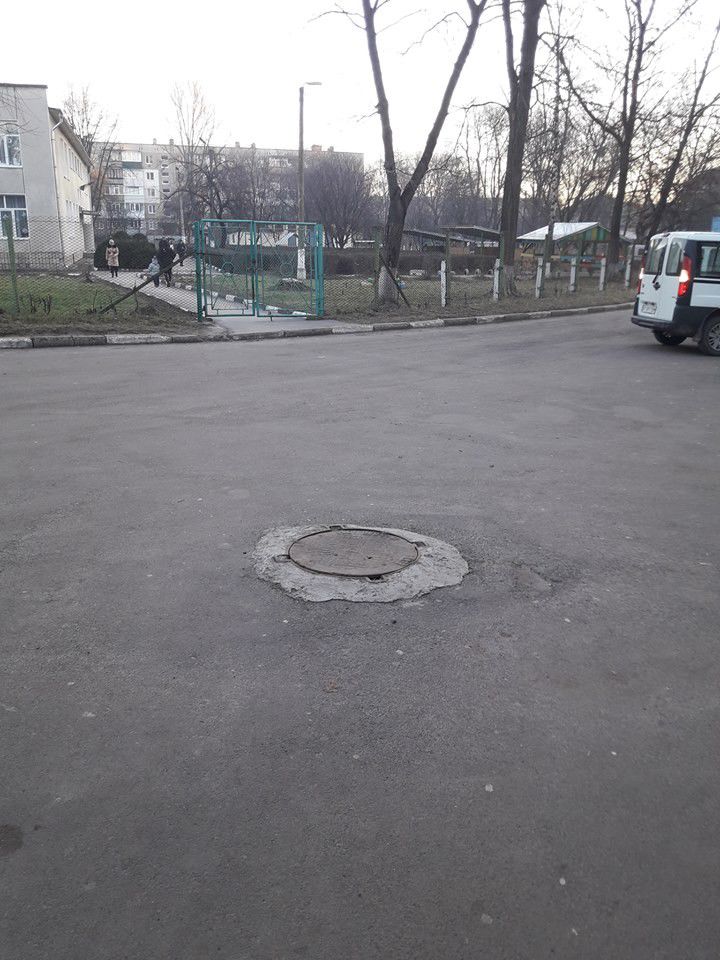 На численні прохання місцевих жителів у Калуші, біля дитячого садочку закрили каналізаційний люк 