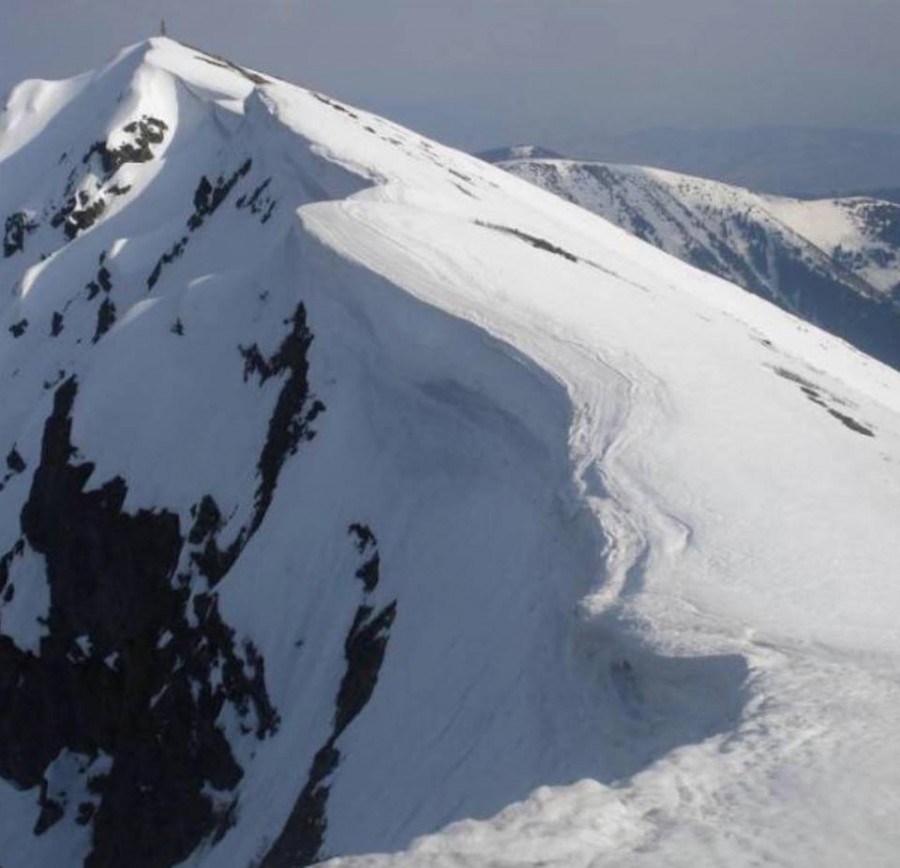 Ілюстрація. Кіборг Олександр Чуб кинувся рятувати волонтерку, яка зірвалася у прірву.