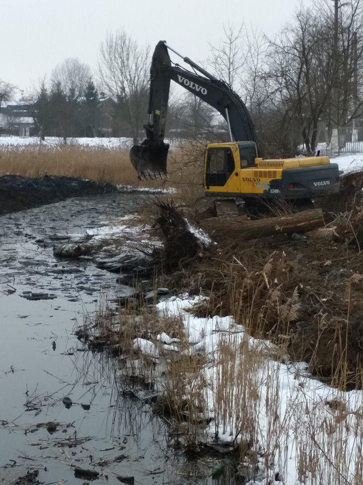 Після очищення річки, берег планується обкласти плиткою чи залити бетоном, вздовж берега насадять дерева, попередньо дом