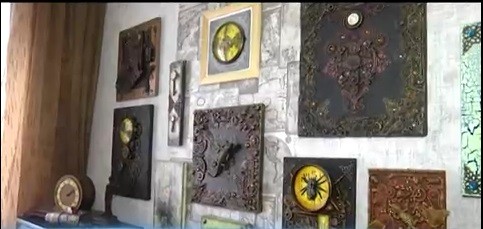 Автор працює в стилі стімпанк. 