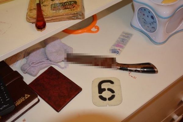 Підозрювану лікарі врятували. Медики надали їй першочергову медичну допомогу.