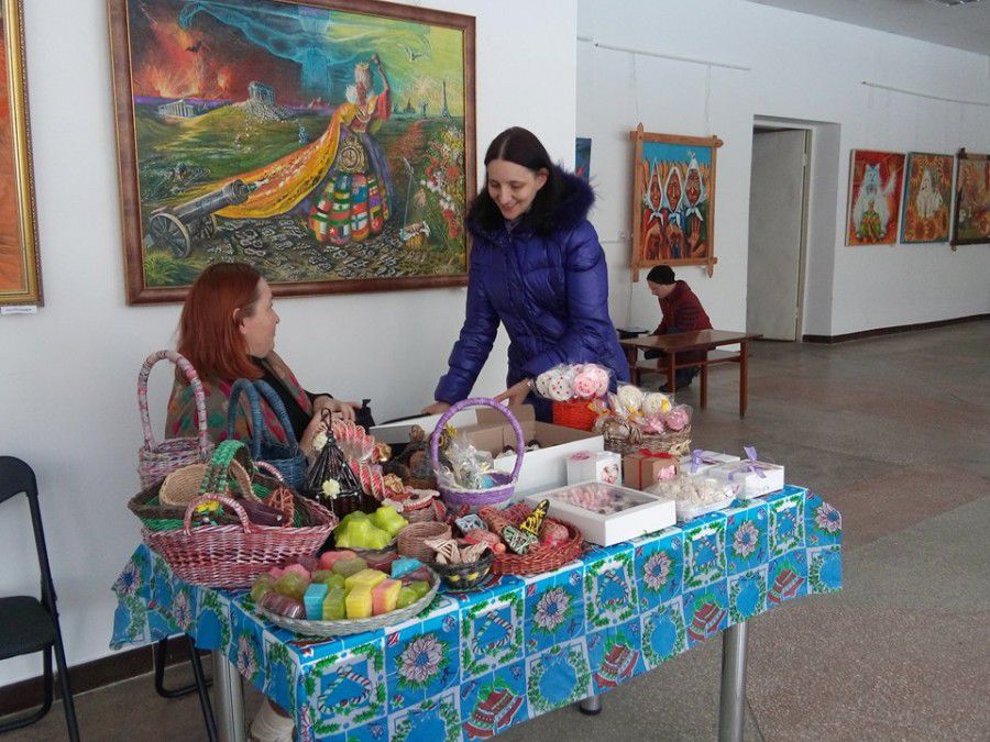 На благодійному ярмарку представлені роботи до Дня святого Валентина.