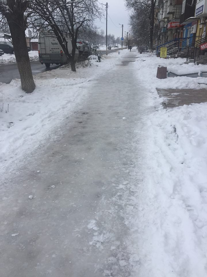 У Калуші  комунальники не чистять прибудинкової території по вулиці Хіміків