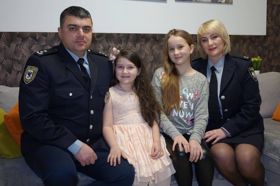 У двох офіцерів поліції росте дві красуні-донечки