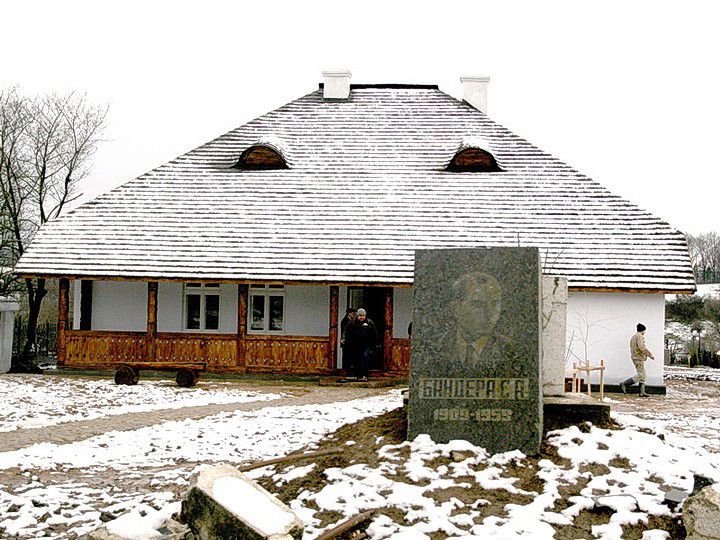 У Старому Угринові кинули вибухівку у музей