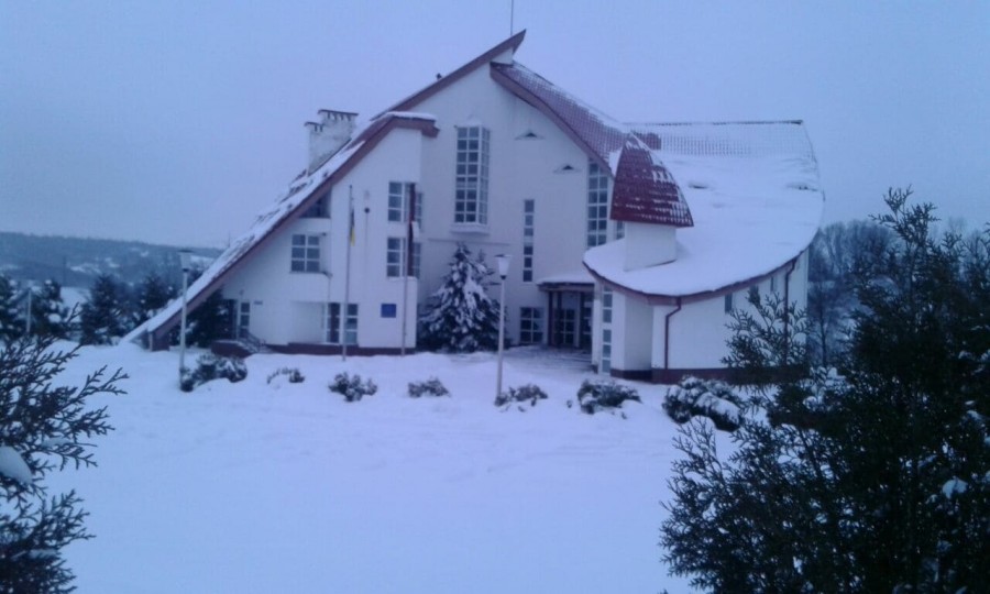 Вибухівка пошкодила вхідні двері в приміщення музею, частково фасадну частину будівлі та склопакетні блоки вікон