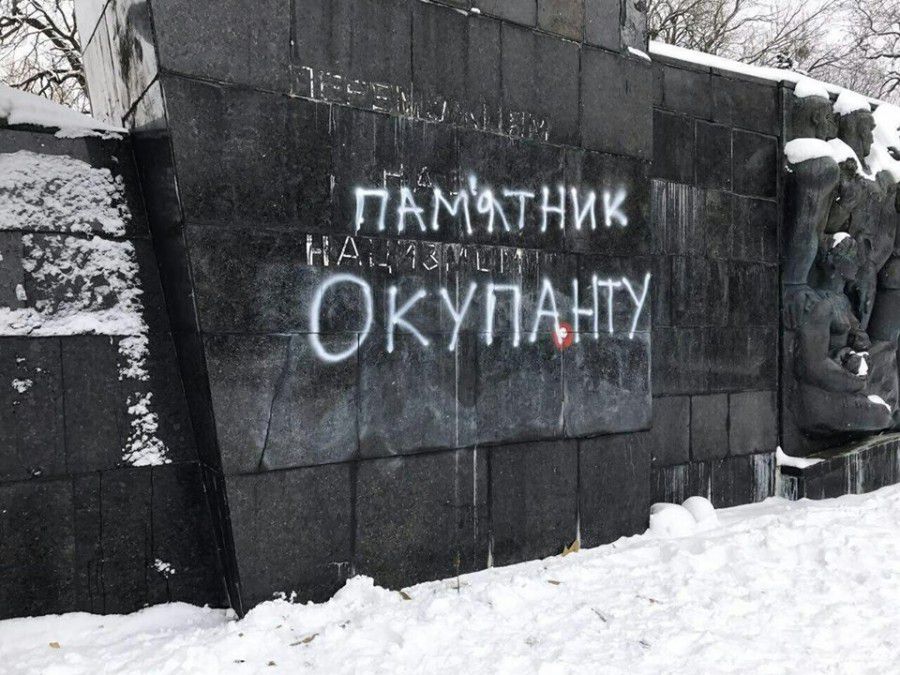 Пам'ятник окупантові: з'явилися фото, як невідомі розфарбували Монумент Слави у Львові
