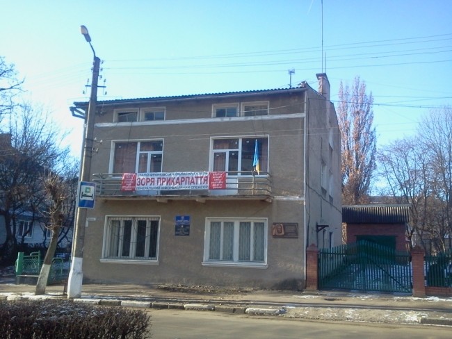 Так донедавно виглядало приміщення комунального видання у Калуші з банером приватної газети на балконі