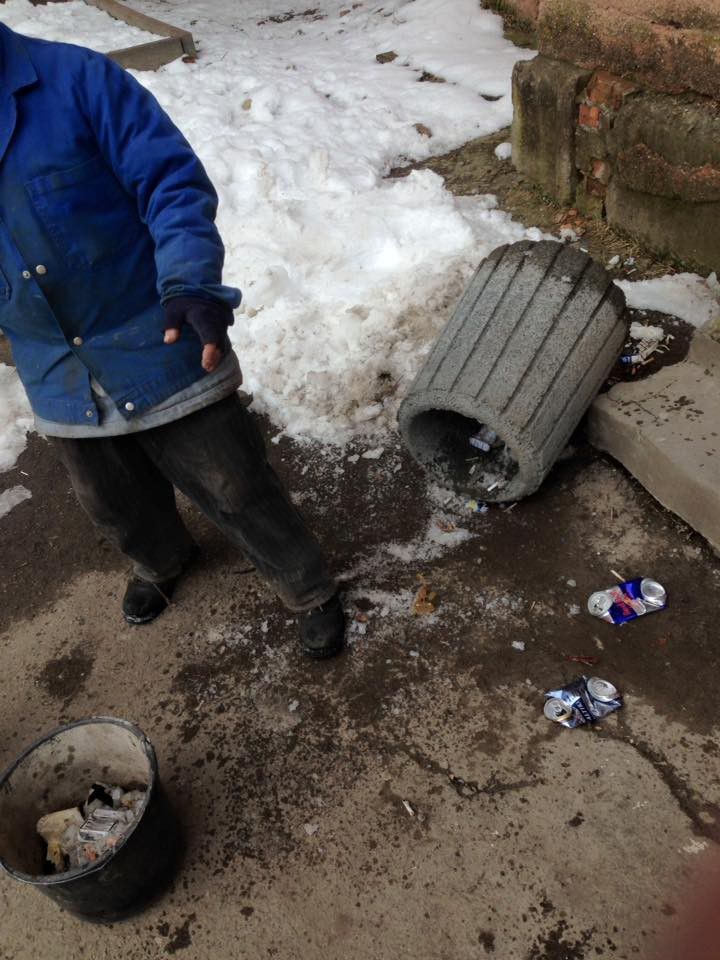 Бетонні смітники без дна додали двірникам роботи