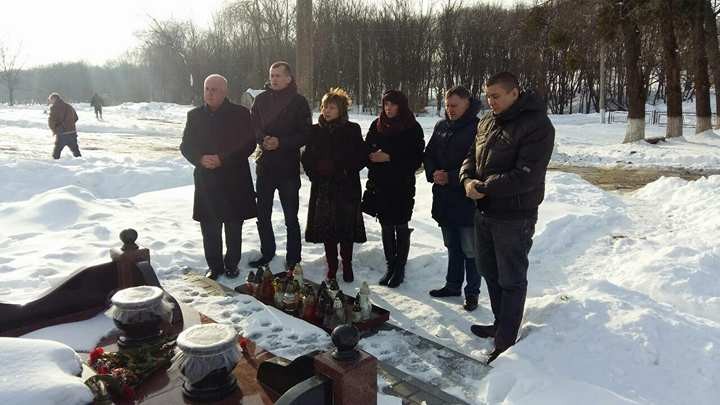 У Калуші  поклали квіти й запалили лампадки з метою вшанування пам&rsquo;яті учасників подій Революції Гідності 