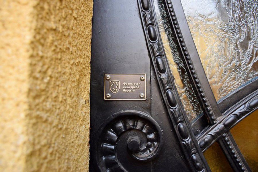У Франкsвську встановили в пам&rsquo;ятці архітектури відреставровані двері