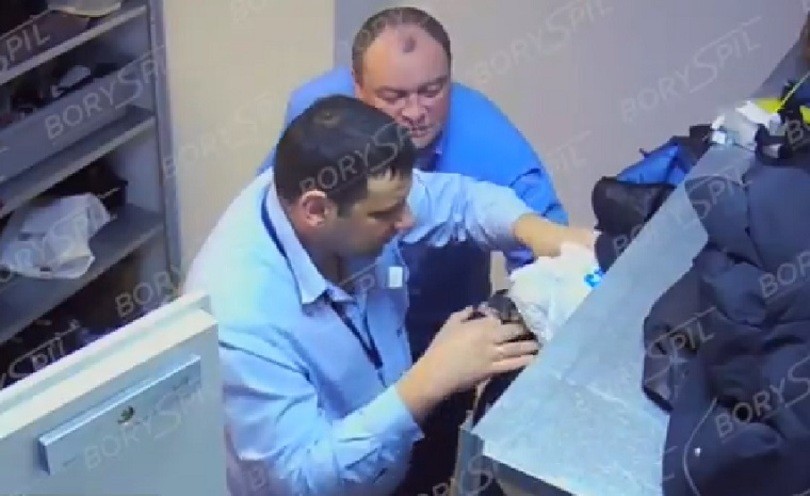 Працівників зняли на відео. Щодо них розпочато службове розслідування.