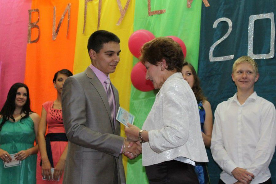 Ілюстрація. За вагомі досягнення трьох останніх років навчання калуські випускники зможуть отримувати одноразову подяку