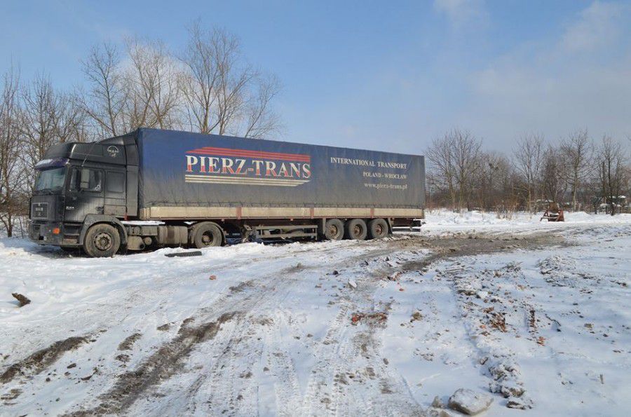 У Калуші на вулиці Литвина фура застрягла у величезній ямі