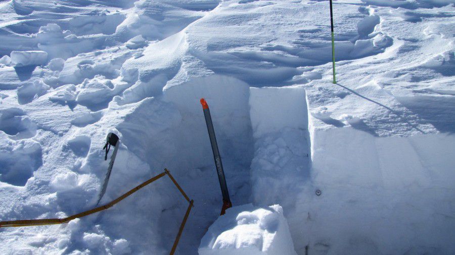 На Попі Івані гірські рятувальники провели зондування снігового профілю і тест компресією