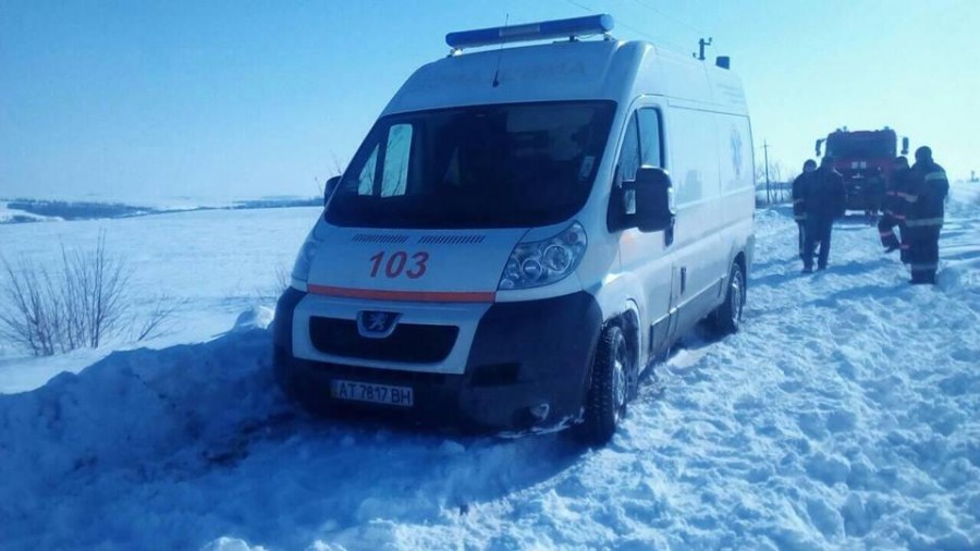 Прикарпатські рятувальники надавали допомогу медикам, які внаслідок поганого дорожнього покриття не змогли доїхати до мі