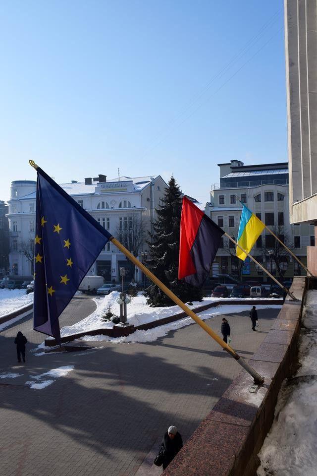 Червоно-чорний прапор замайорів в Івано-Франківську на честь вшанування пам'яті Романа Шухевича