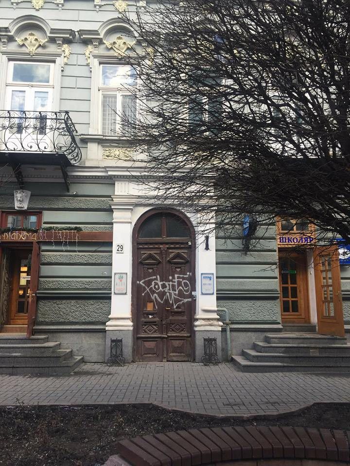 Уже 11-ті старовинні двері відреставрують в Івано-Франківську 
