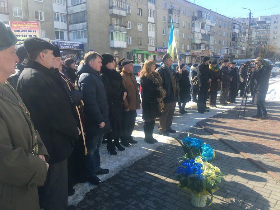 Міський голова Ігор Матвійчук та ветерани УПА поклали квіти до пам`ячника Роману Шухевичу