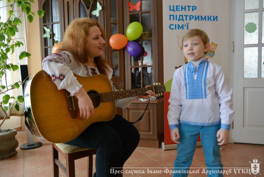  У концертній програмі взяли участь 13 дітей, які відвідують Центр підтримки сім&rsquo;ї
