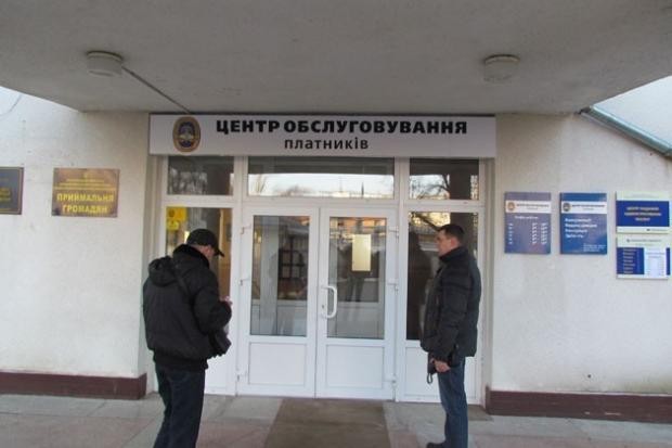 В січні-лютому 2018 року працівники інспекції видали 2372 реєстраційні номери облікових карток платників податків, що на