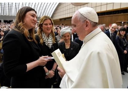 Звертаючись до медсестер та медбратів, Святіший Отець згадав, зокрема, про одну медсестру-монахиню, якій завдячує своє ж