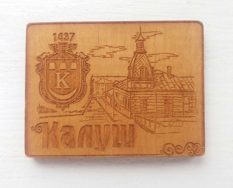 На магніті про Калуш була зображена ще ціла Ратуша