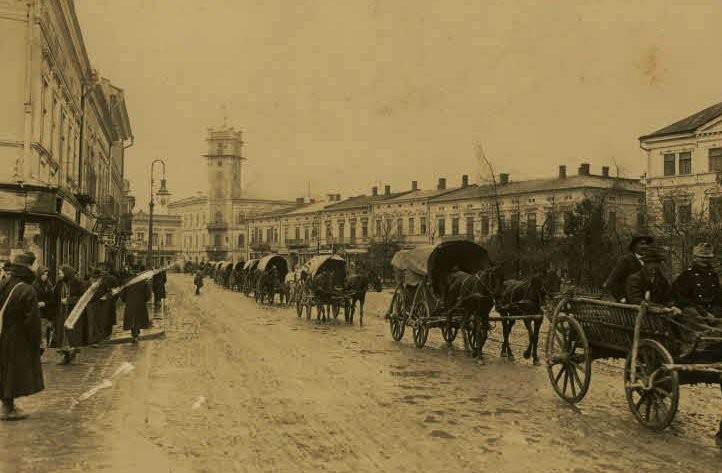 Серед фотографій - панорами Коломиї, знімки її пам'яток, зовнішній вигляд жителів