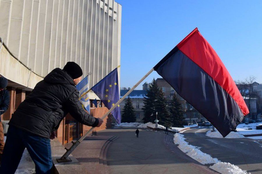 На честь Романа Шухевича на &ldquo;Білому домі&rdquo; в Івано-Франківську замайорів червоно-чорний прапор