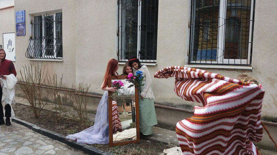 Чарівні калушанки квітами, дзеркалом та вишиванками закликали Весну | Фото: Богдана Тимчишин