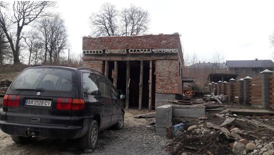 У Калуші здійснюється будівництво господарської будівлі
