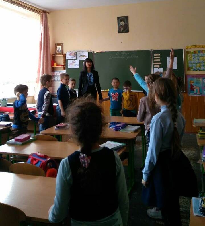 У закладах освіти організовані експозиційні виставки учнівських творчих робіт, створені фотозони.