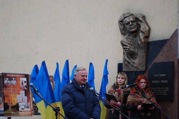 Син Олекси Гірника &mdash; Євген Гірник виступає біля пам'ятної дошки батькові на вулиці його імені у Калуші