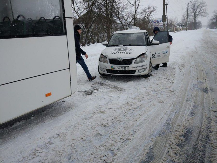 Капот автівки потребує ремонту