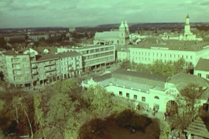 У фрагменті видно центральну частину міста, сквери, вокзал, роботу заводу &ldquo;Промприлад&rdquo; та інститут нафти і г