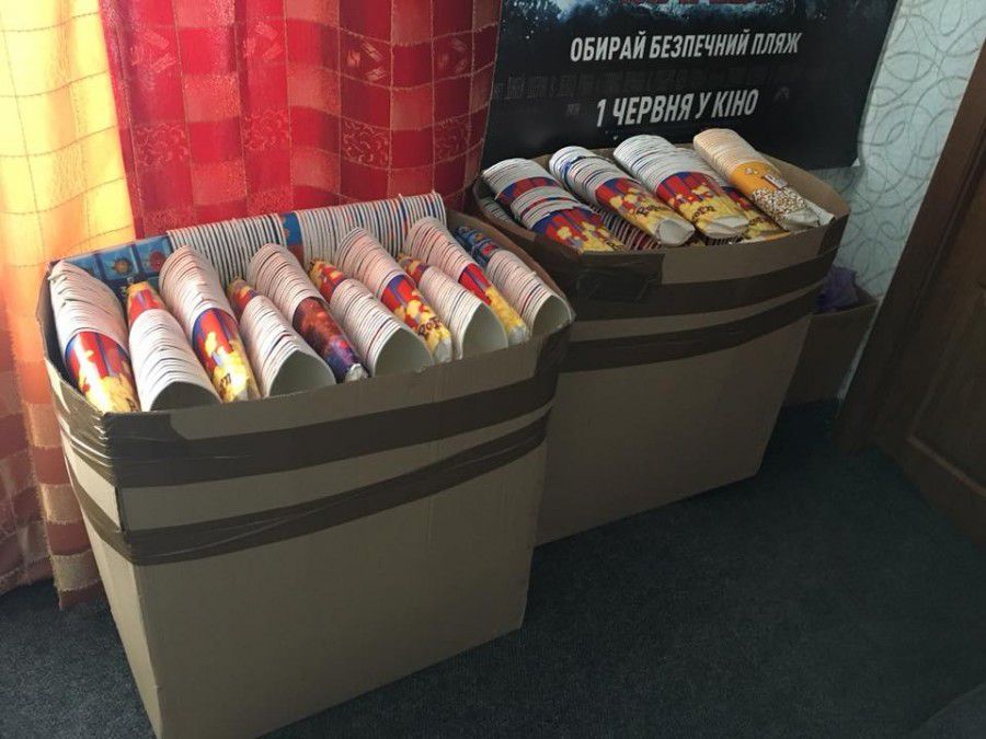 Так виглядають складені для утилізації відерка від попкорну