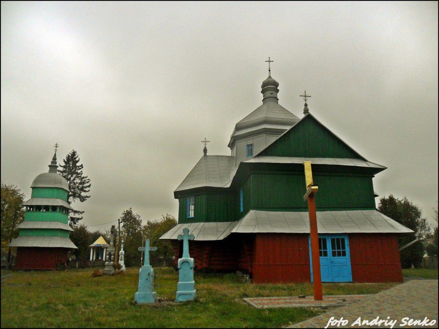 На прицерковній території розташовані декілька старих кам'яних хрестів