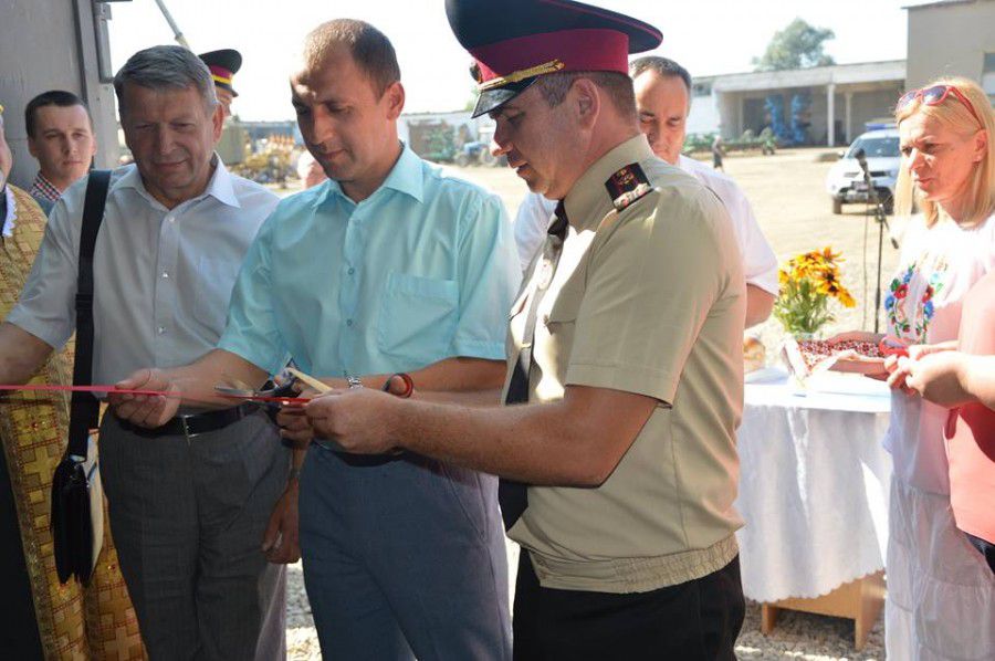 Іван Дембич (зліва) відкривав підрозділ місцевої пожежної охорони на Богородчанщині. 