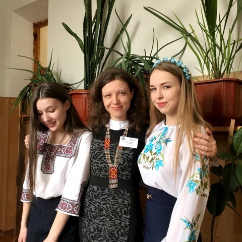 Олена Прокоф&rsquo;єва та Юлія Кравчук з дипломами, які привезли з Херсону. 