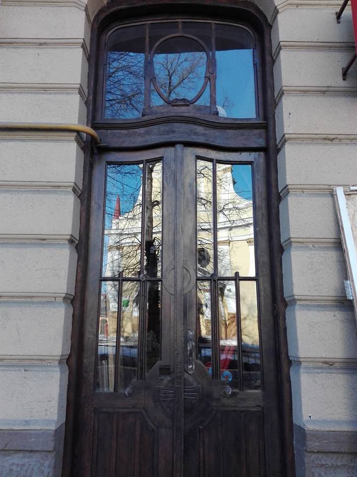 В Івано-Франківську відновили чергові старовинні двері 